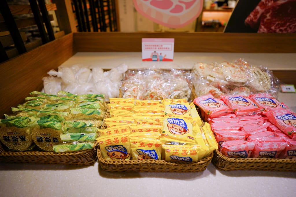 新北食記｜火鍋第一品牌「樂多多集團」旗下最狂排隊名店 肉多多火鍋來林口插旗（林口昕境店）肉多海鮮也多，還有吃到飽自助吧 林口美食火鍋推薦，肉多多進駐昕境廣場！
