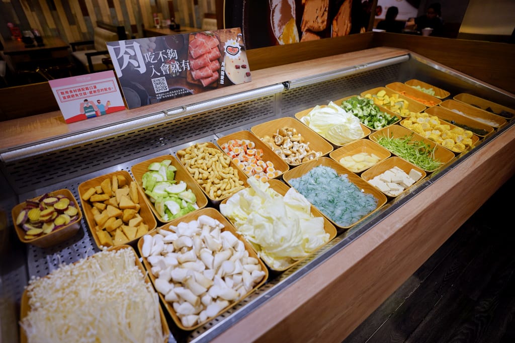 新北食記｜火鍋第一品牌「樂多多集團」旗下最狂排隊名店 肉多多火鍋來林口插旗（林口昕境店）肉多海鮮也多，還有吃到飽自助吧 林口美食火鍋推薦，肉多多進駐昕境廣場！