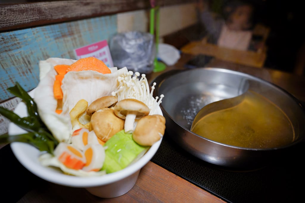 新北食記｜火鍋第一品牌「樂多多集團」旗下最狂排隊名店 肉多多火鍋來林口插旗（林口昕境店）肉多海鮮也多，還有吃到飽自助吧 林口美食火鍋推薦，肉多多進駐昕境廣場！