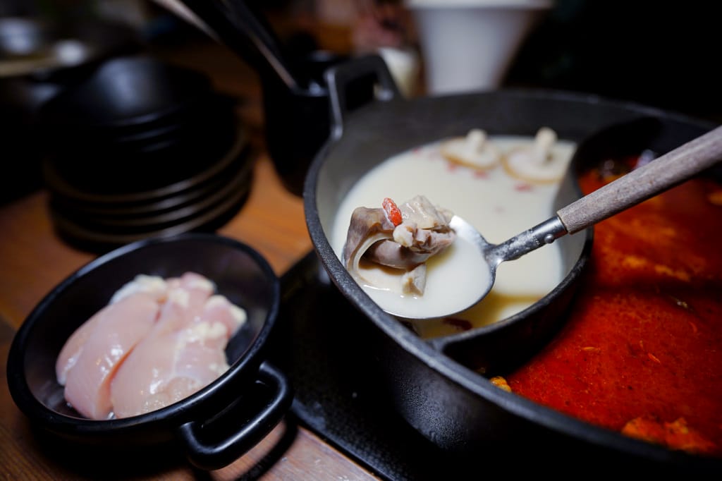 新北食記｜火鍋第一品牌「樂多多集團」旗下最狂排隊名店 肉多多火鍋來林口插旗（林口昕境店）肉多海鮮也多，還有吃到飽自助吧 林口美食火鍋推薦，肉多多進駐昕境廣場！
