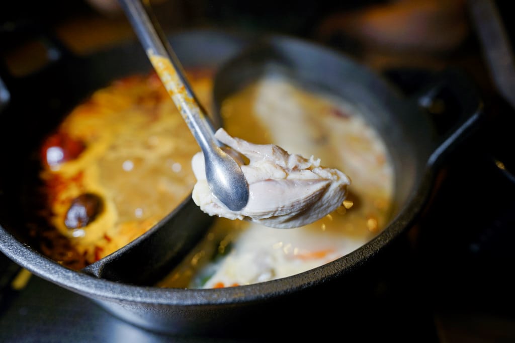 新北食記｜火鍋第一品牌「樂多多集團」旗下最狂排隊名店 肉多多火鍋來林口插旗（林口昕境店）肉多海鮮也多，還有吃到飽自助吧 林口美食火鍋推薦，肉多多進駐昕境廣場！