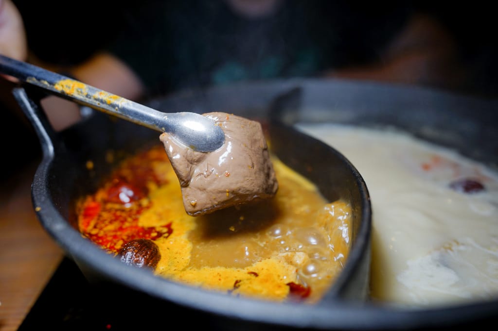 新北食記｜火鍋第一品牌「樂多多集團」旗下最狂排隊名店 肉多多火鍋來林口插旗（林口昕境店）肉多海鮮也多，還有吃到飽自助吧 林口美食火鍋推薦，肉多多進駐昕境廣場！
