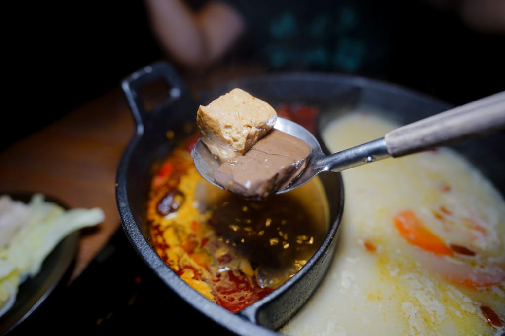 新北食記｜火鍋第一品牌「樂多多集團」旗下最狂排隊名店 肉多多火鍋來林口插旗（林口昕境店）肉多海鮮也多，還有吃到飽自助吧 林口美食火鍋推薦，肉多多進駐昕境廣場！
