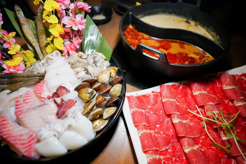 新北食記｜火鍋第一品牌「樂多多集團」旗下最狂排隊名店 肉多多火鍋來林口插旗（林口昕境店）肉多海鮮也多，還有吃到飽自助吧 林口美食火鍋推薦，肉多多進駐昕境廣場！