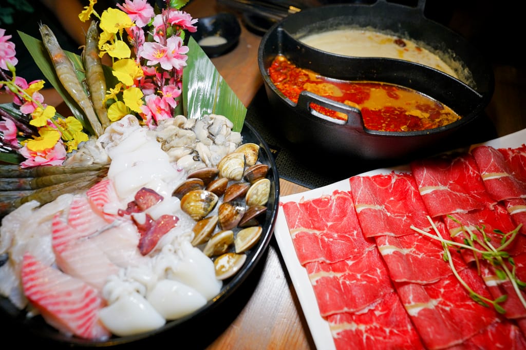 新北食記｜火鍋第一品牌「樂多多集團」旗下最狂排隊名店 肉多多火鍋來林口插旗（林口昕境店）肉多海鮮也多，還有吃到飽自助吧 林口美食火鍋推薦，肉多多進駐昕境廣場！