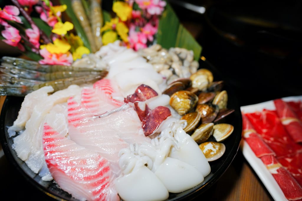 新北食記｜火鍋第一品牌「樂多多集團」旗下最狂排隊名店 肉多多火鍋來林口插旗（林口昕境店）肉多海鮮也多，還有吃到飽自助吧 林口美食火鍋推薦，肉多多進駐昕境廣場！