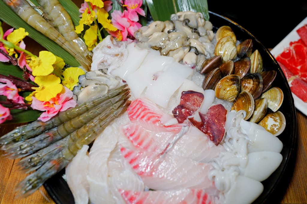 新北食記｜火鍋第一品牌「樂多多集團」旗下最狂排隊名店 肉多多火鍋來林口插旗（林口昕境店）肉多海鮮也多，還有吃到飽自助吧 林口美食火鍋推薦，肉多多進駐昕境廣場！