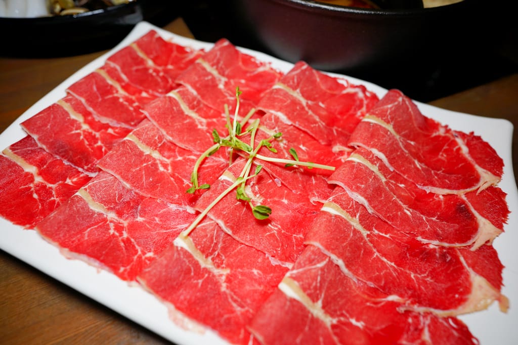 新北食記｜火鍋第一品牌「樂多多集團」旗下最狂排隊名店 肉多多火鍋來林口插旗（林口昕境店）肉多海鮮也多，還有吃到飽自助吧 林口美食火鍋推薦，肉多多進駐昕境廣場！