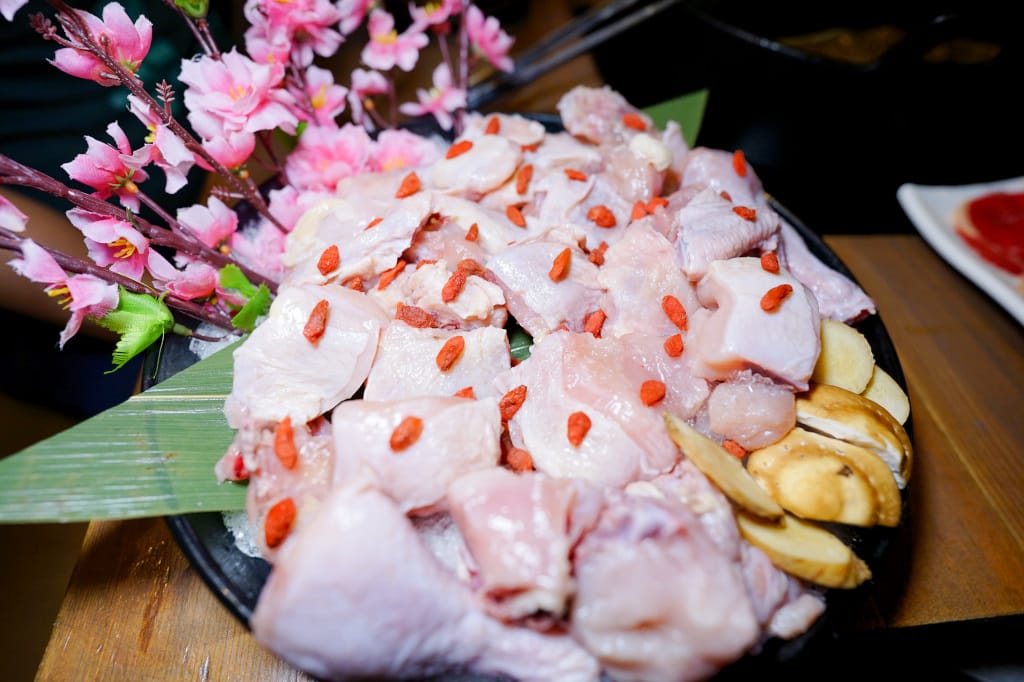 新北食記｜火鍋第一品牌「樂多多集團」旗下最狂排隊名店 肉多多火鍋來林口插旗（林口昕境店）肉多海鮮也多，還有吃到飽自助吧 林口美食火鍋推薦，肉多多進駐昕境廣場！