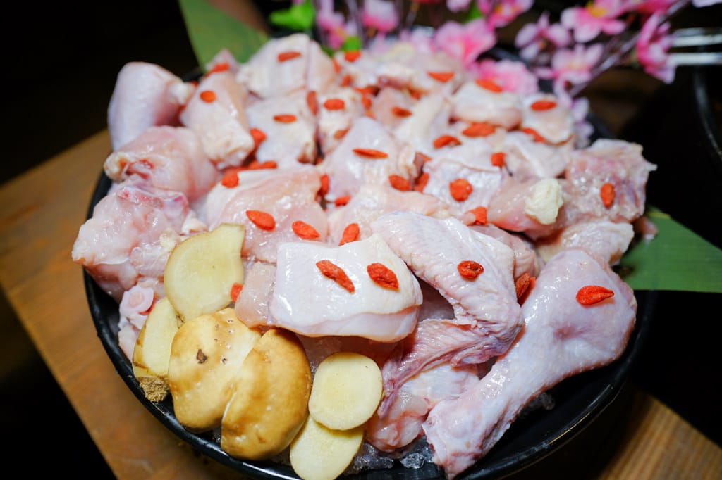 新北食記｜火鍋第一品牌「樂多多集團」旗下最狂排隊名店 肉多多火鍋來林口插旗（林口昕境店）肉多海鮮也多，還有吃到飽自助吧 林口美食火鍋推薦，肉多多進駐昕境廣場！