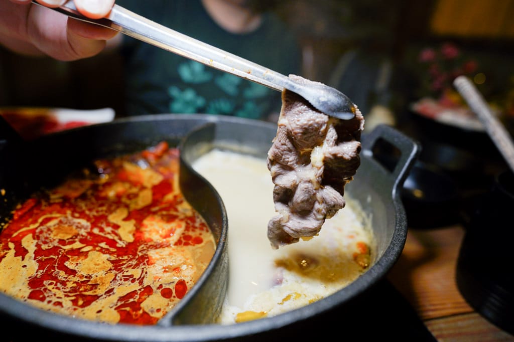 新北食記｜火鍋第一品牌「樂多多集團」旗下最狂排隊名店 肉多多火鍋來林口插旗（林口昕境店）肉多海鮮也多，還有吃到飽自助吧 林口美食火鍋推薦，肉多多進駐昕境廣場！