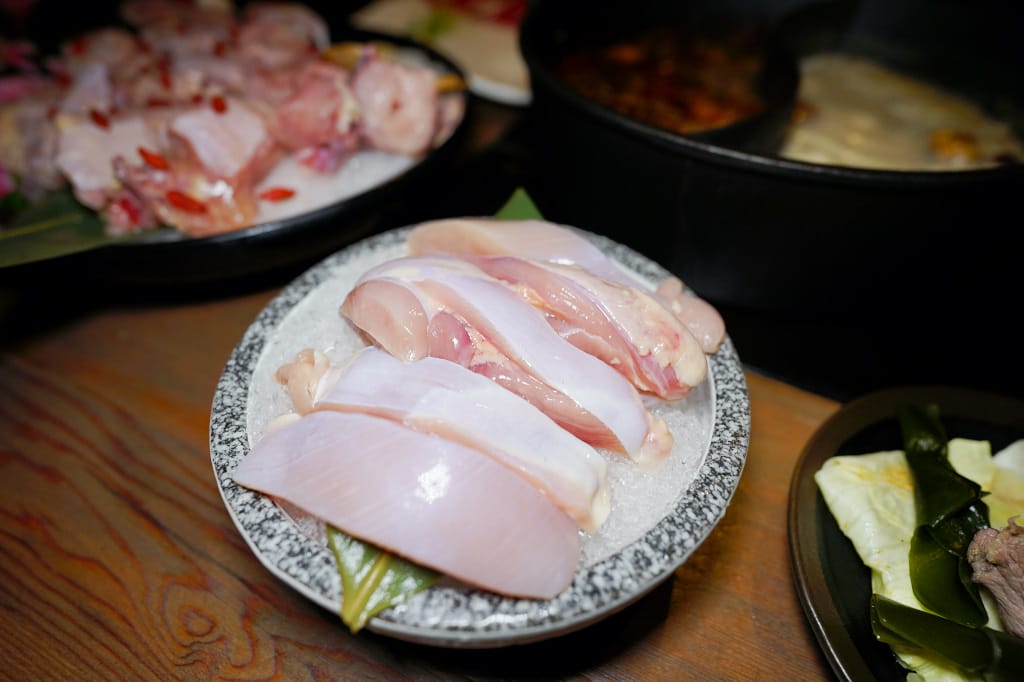 新北食記｜火鍋第一品牌「樂多多集團」旗下最狂排隊名店 肉多多火鍋來林口插旗（林口昕境店）肉多海鮮也多，還有吃到飽自助吧 林口美食火鍋推薦，肉多多進駐昕境廣場！