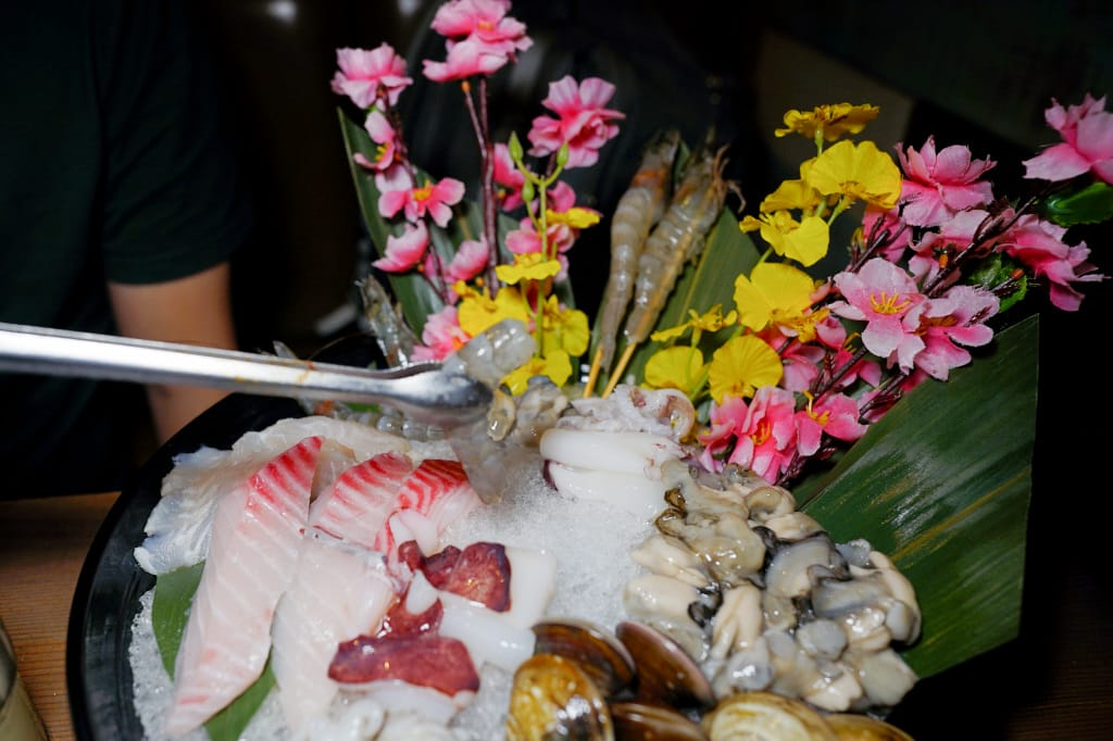 新北食記｜火鍋第一品牌「樂多多集團」旗下最狂排隊名店 肉多多火鍋來林口插旗（林口昕境店）肉多海鮮也多，還有吃到飽自助吧 林口美食火鍋推薦，肉多多進駐昕境廣場！