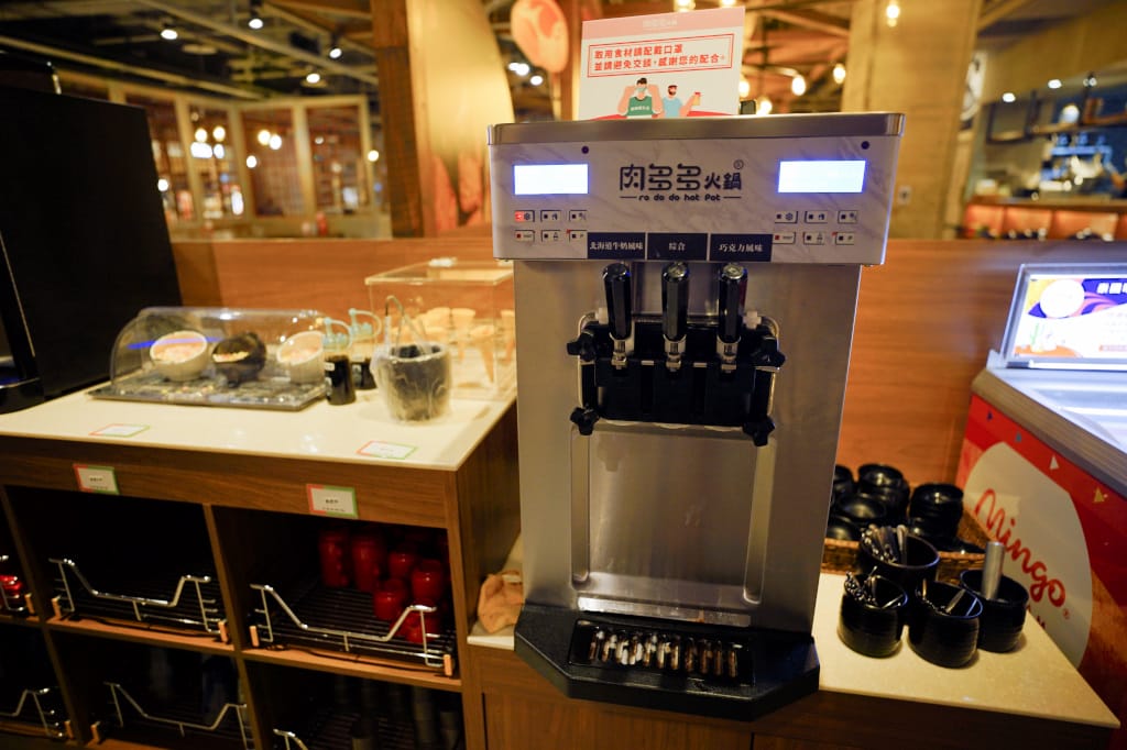 新北食記｜火鍋第一品牌「樂多多集團」旗下最狂排隊名店 肉多多火鍋來林口插旗（林口昕境店）肉多海鮮也多，還有吃到飽自助吧 林口美食火鍋推薦，肉多多進駐昕境廣場！