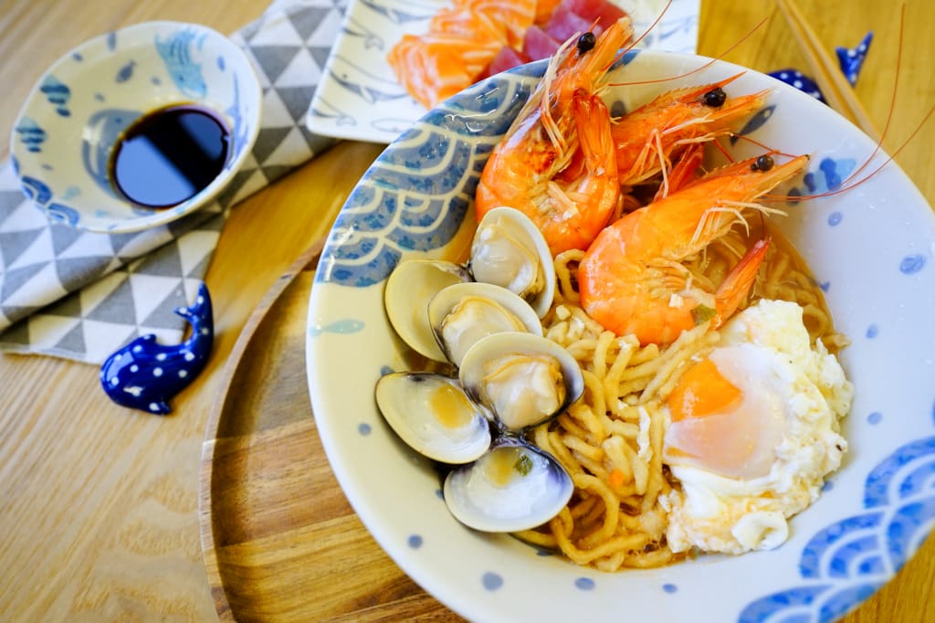 料理|海鮮鍋燒意麵(Alice商店-日本食器 沖繩鯨鯊陶瓷餐具 美濃燒新款拉麵碗、筷架上架~) - 第2張圖 料理|海鮮鍋燒意麵(Alice商店-日本食器 沖繩鯨鯊陶瓷餐具 美濃燒新款拉麵碗、筷架上架~)
