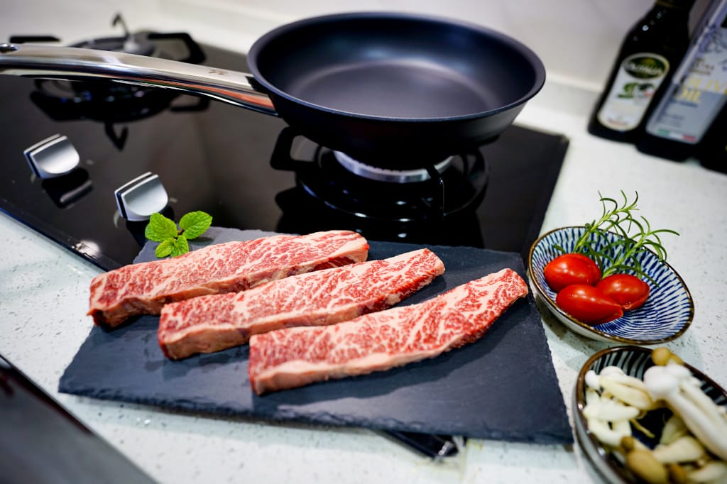 料理｜零失敗煎牛排秘訣 WMF Steak Profi牛排專用陶瓷平底煎鍋(不含PFOA) 一鍋在手，輕鬆端出五星級專業牛排料理！