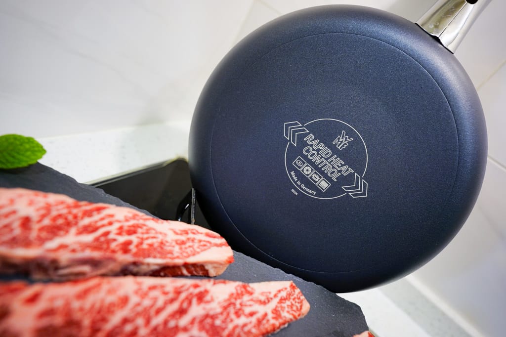 料理｜零失敗煎牛排秘訣 WMF Steak Profi牛排專用陶瓷平底煎鍋(不含PFOA) 一鍋在手，輕鬆端出五星級專業牛排料理！