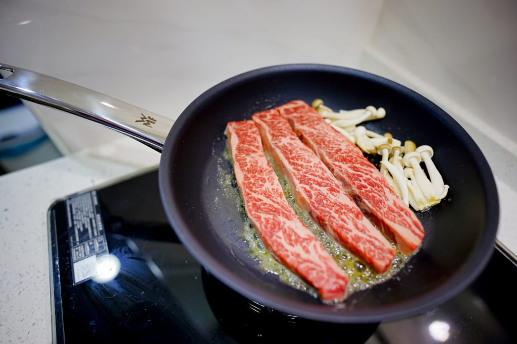 料理｜零失敗煎牛排秘訣 WMF Steak Profi牛排專用陶瓷平底煎鍋(不含PFOA) 一鍋在手，輕鬆端出五星級專業牛排料理！