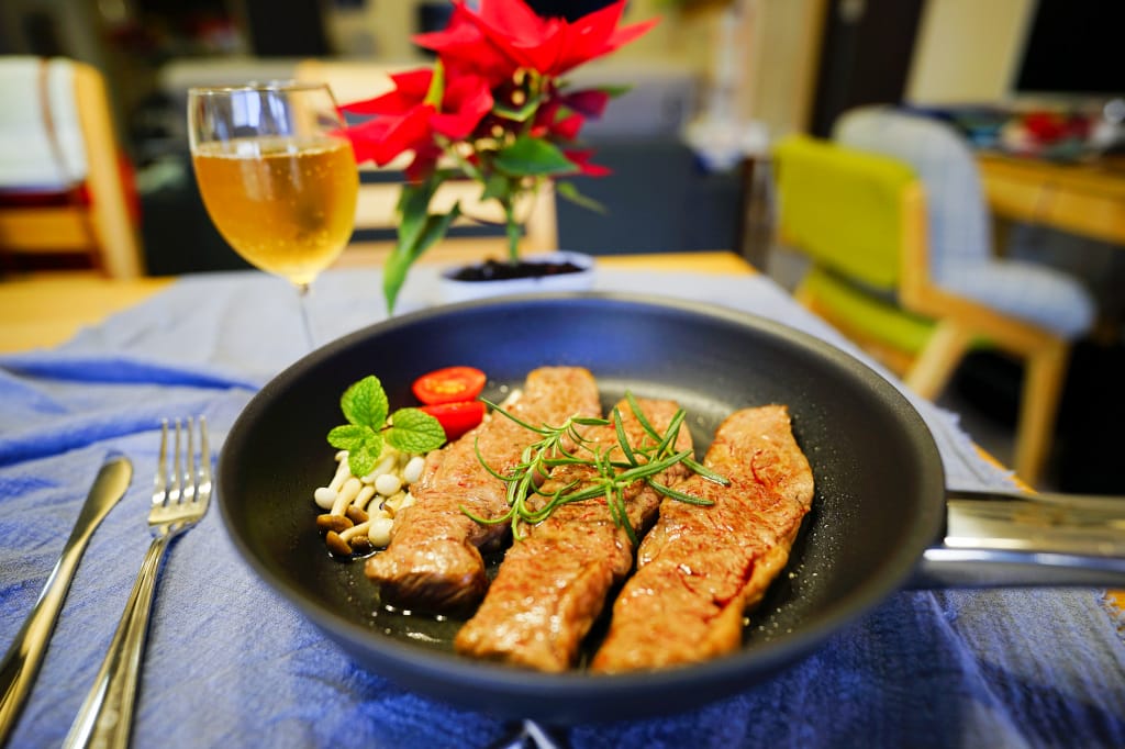 料理｜零失敗煎牛排秘訣 WMF Steak Profi牛排專用陶瓷平底煎鍋(不含PFOA) 一鍋在手，輕鬆端出五星級專業牛排料理！