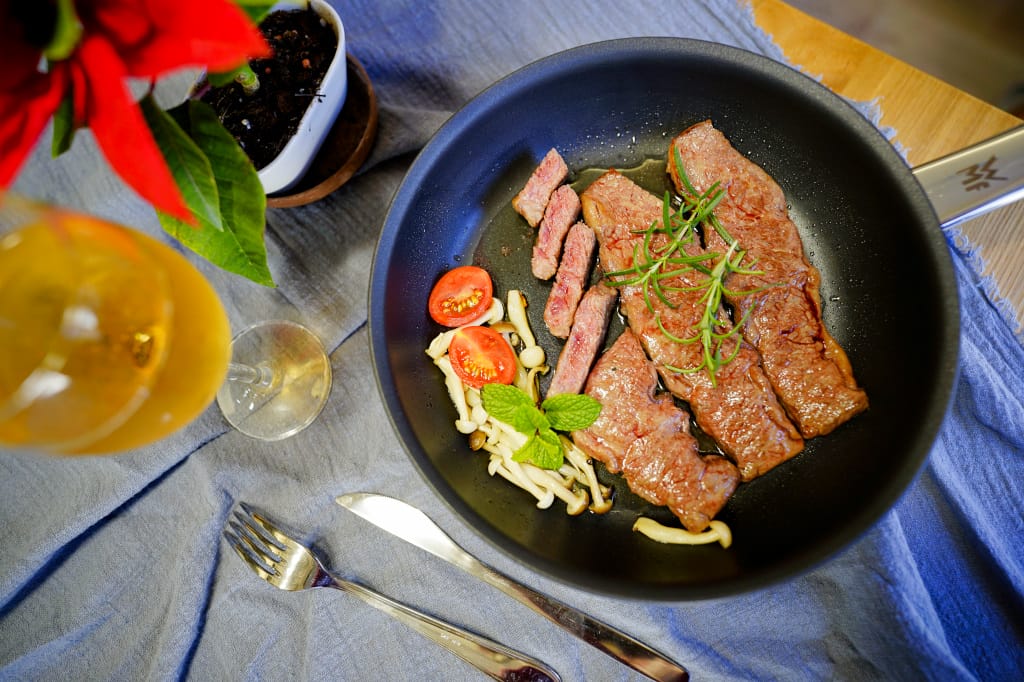 料理｜零失敗煎牛排秘訣 WMF Steak Profi牛排專用陶瓷平底煎鍋(不含PFOA) 一鍋在手，輕鬆端出五星級專業牛排料理！