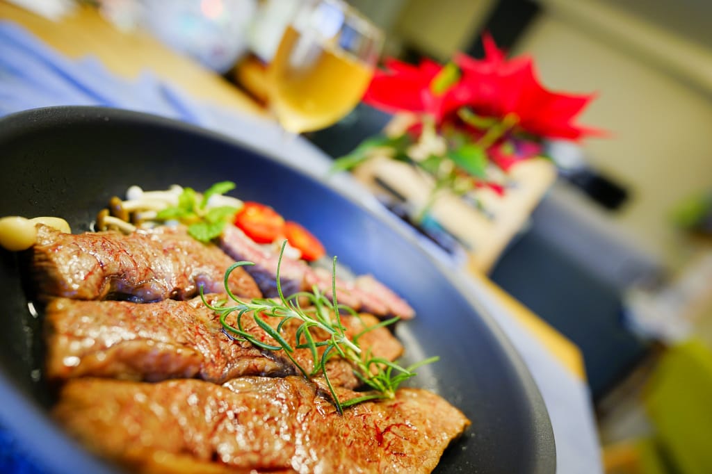 料理｜零失敗煎牛排秘訣 WMF Steak Profi牛排專用陶瓷平底煎鍋(不含PFOA) 一鍋在手，輕鬆端出五星級專業牛排料理！