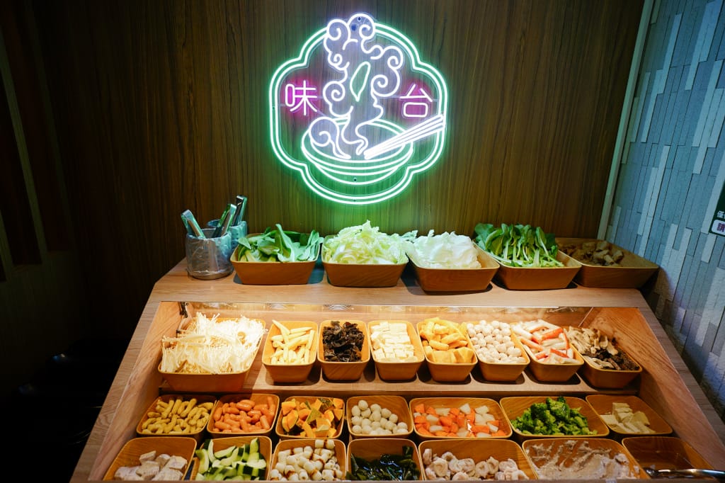 新北食記｜林口火鍋推薦！樂多多旗下排隊名店 狂一鍋新台式火鍋(林口昕境店) 台味創意火鍋、個人石頭火鍋 林口昕境廣場新選擇~