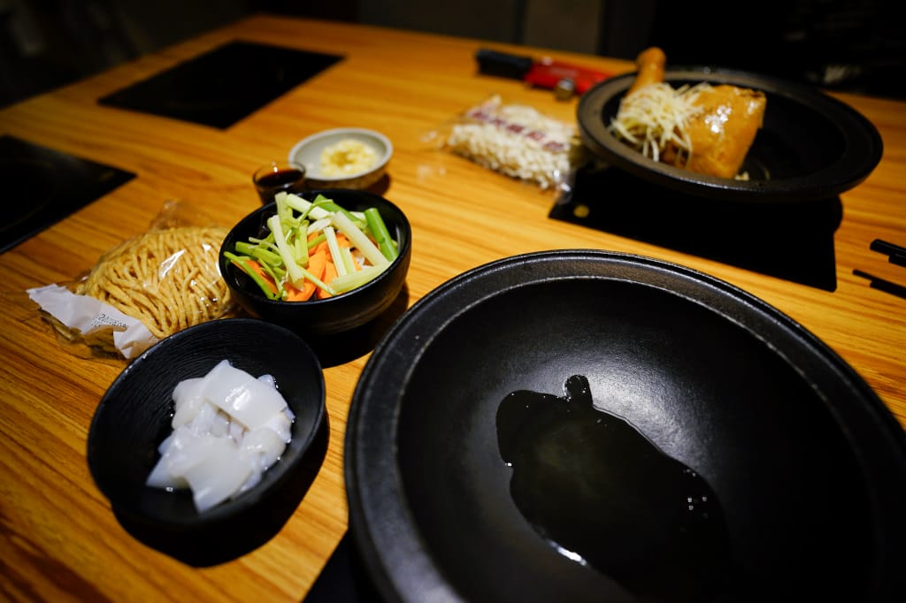 新北食記｜林口火鍋推薦！樂多多旗下排隊名店 狂一鍋新台式火鍋(林口昕境店) 台味創意火鍋、個人石頭火鍋 林口昕境廣場新選擇~