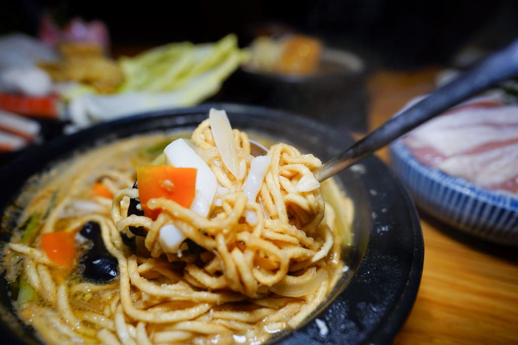 新北食記｜林口火鍋推薦！樂多多旗下排隊名店 狂一鍋新台式火鍋(林口昕境店) 台味創意火鍋、個人石頭火鍋 林口昕境廣場新選擇~