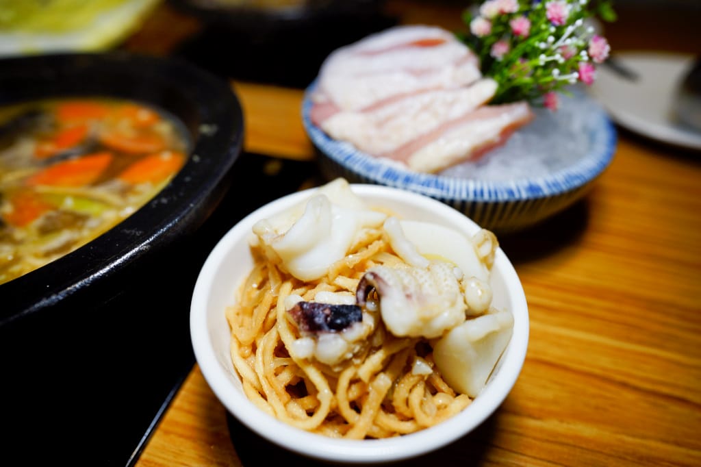 新北食記｜林口火鍋推薦！樂多多旗下排隊名店 狂一鍋新台式火鍋(林口昕境店) 台味創意火鍋、個人石頭火鍋 林口昕境廣場新選擇~