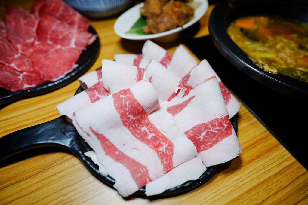 新北食記｜林口火鍋推薦！樂多多旗下排隊名店 狂一鍋新台式火鍋(林口昕境店) 台味創意火鍋、個人石頭火鍋 林口昕境廣場新選擇~