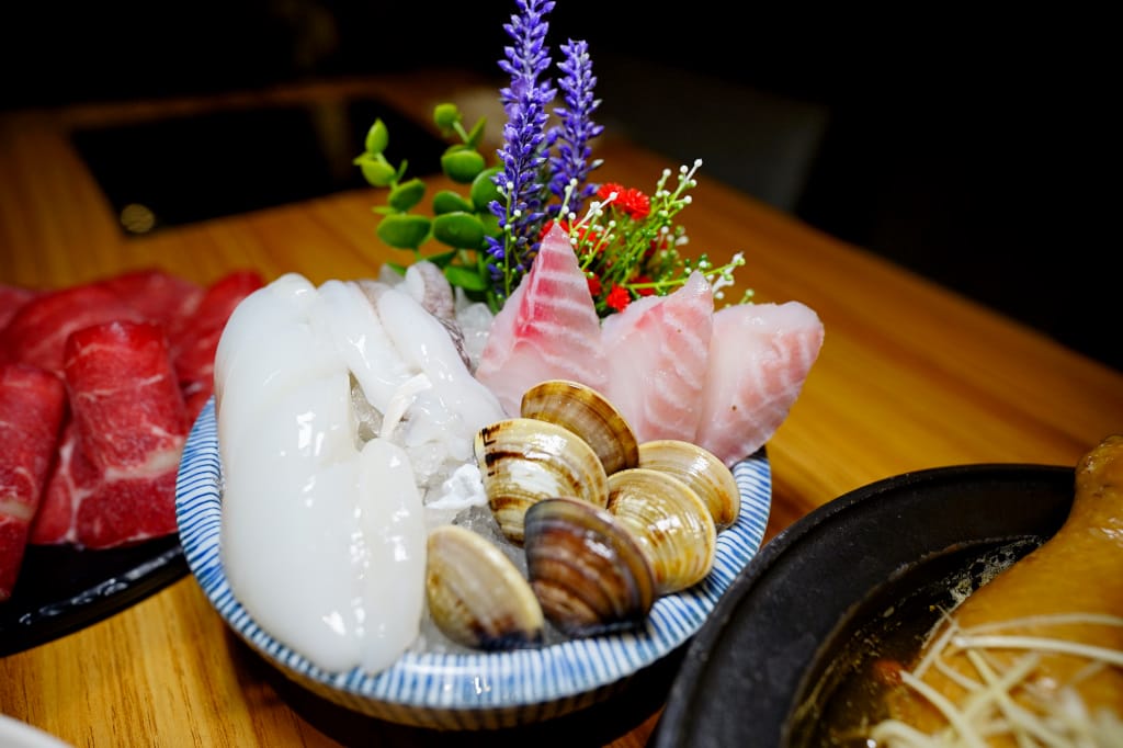 新北食記｜林口火鍋推薦！樂多多旗下排隊名店 狂一鍋新台式火鍋(林口昕境店) 台味創意火鍋、個人石頭火鍋 林口昕境廣場新選擇~