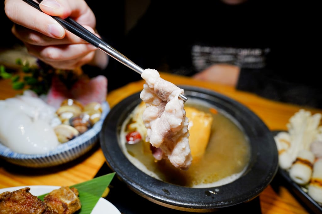 新北食記｜林口火鍋推薦！樂多多旗下排隊名店 狂一鍋新台式火鍋(林口昕境店) 台味創意火鍋、個人石頭火鍋 林口昕境廣場新選擇~