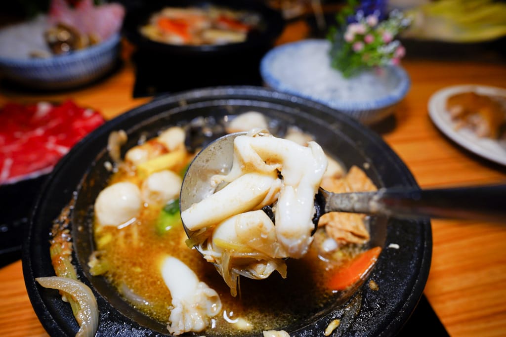 新北食記｜林口火鍋推薦！樂多多旗下排隊名店 狂一鍋新台式火鍋(林口昕境店) 台味創意火鍋、個人石頭火鍋 林口昕境廣場新選擇~