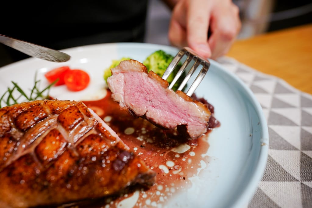 料理｜零失敗煎牛排秘訣 WMF Steak Profi牛排專用陶瓷平底煎鍋(不含PFOA) 一鍋在手，輕鬆端出五星級專業牛排料理！