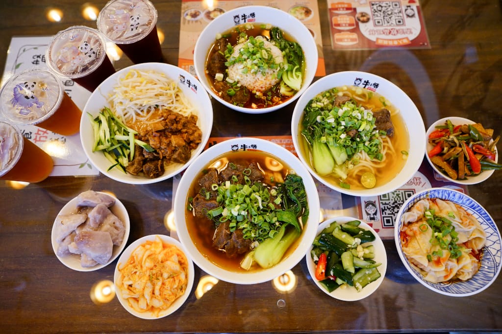 桃園食記｜中壢牛小恬牛肉麵 招牌紅燒、清燉香茅牛肉麵推薦！刀削麵/細拉麵 工業風舒適裝潢、親子友善店家