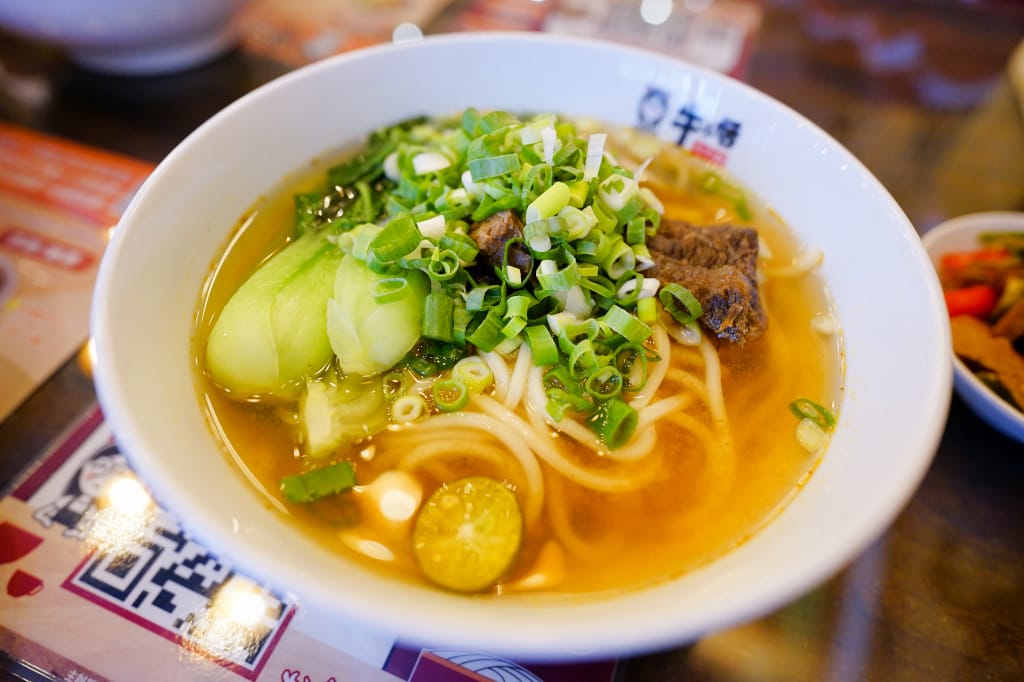 桃園食記｜中壢牛小恬牛肉麵 招牌紅燒、清燉香茅牛肉麵推薦！刀削麵/細拉麵 工業風舒適裝潢、親子友善店家