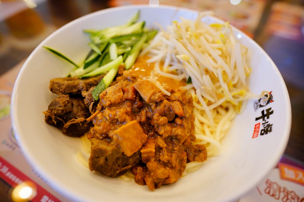 桃園食記｜中壢牛小恬牛肉麵 招牌紅燒、清燉香茅牛肉麵推薦！刀削麵/細拉麵 工業風舒適裝潢、親子友善店家