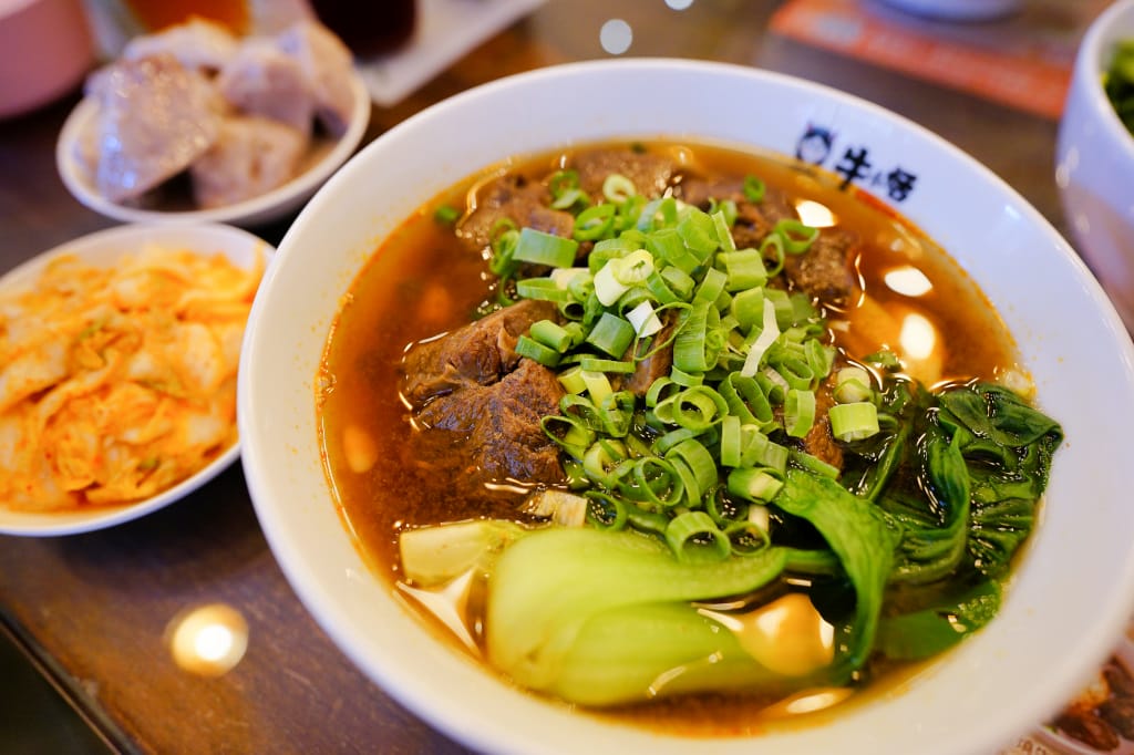 桃園食記｜中壢牛小恬牛肉麵 招牌紅燒、清燉香茅牛肉麵推薦！刀削麵/細拉麵 工業風舒適裝潢、親子友善店家