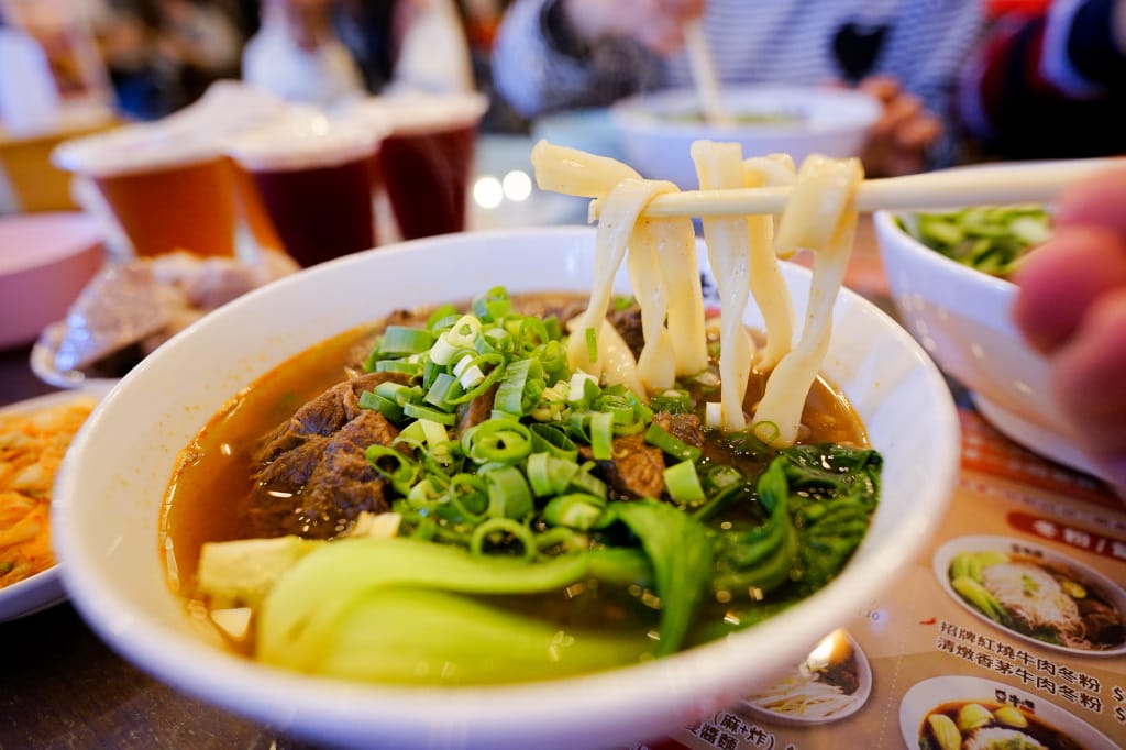 桃園食記｜中壢牛小恬牛肉麵 招牌紅燒、清燉香茅牛肉麵推薦！刀削麵/細拉麵 工業風舒適裝潢、親子友善店家