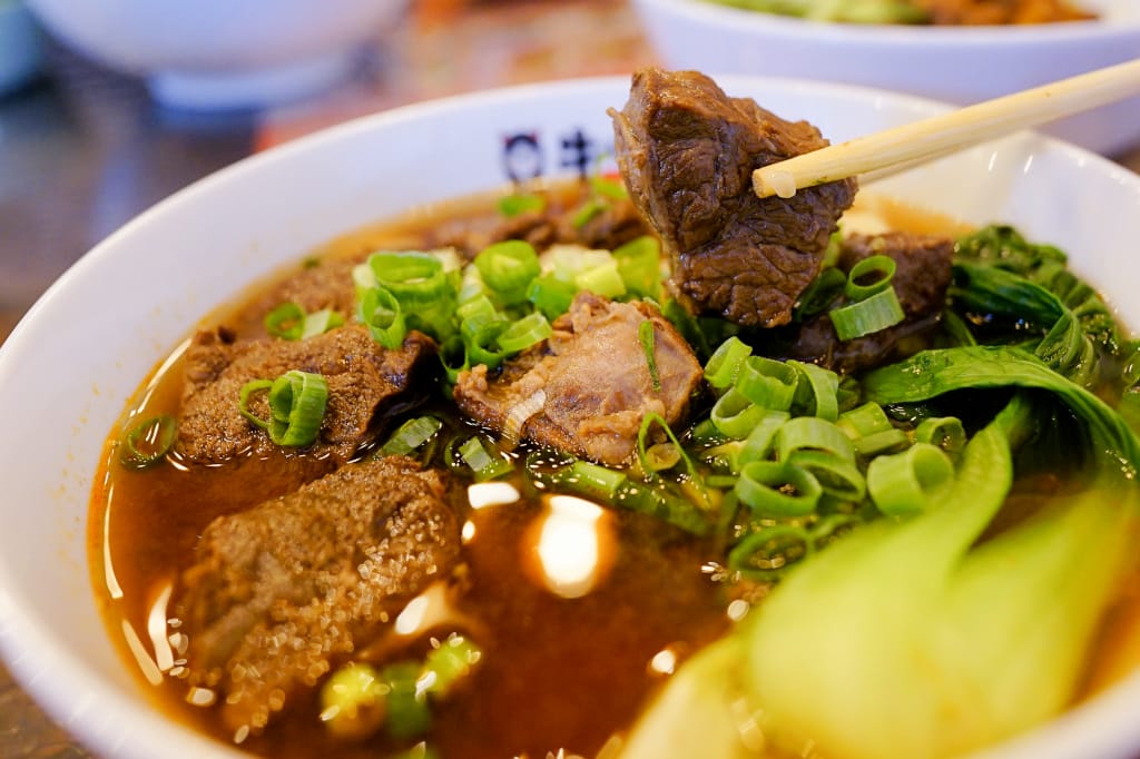 桃園食記｜中壢牛小恬牛肉麵 招牌紅燒、清燉香茅牛肉麵推薦！刀削麵/細拉麵 工業風舒適裝潢、親子友善店家