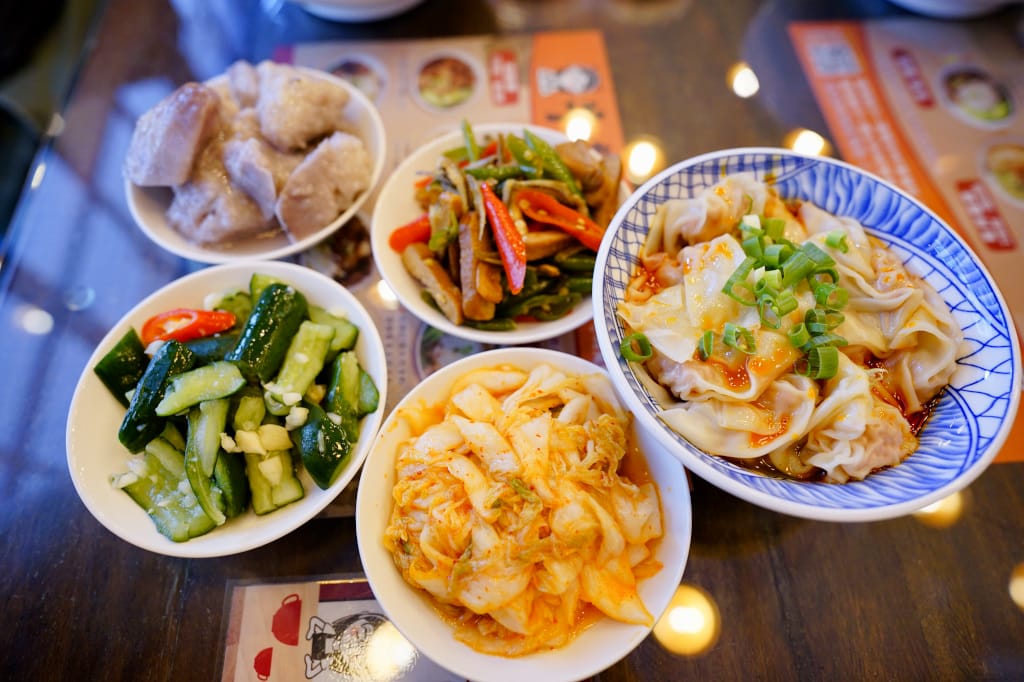 桃園食記｜中壢牛小恬牛肉麵 招牌紅燒、清燉香茅牛肉麵推薦！刀削麵/細拉麵 工業風舒適裝潢、親子友善店家