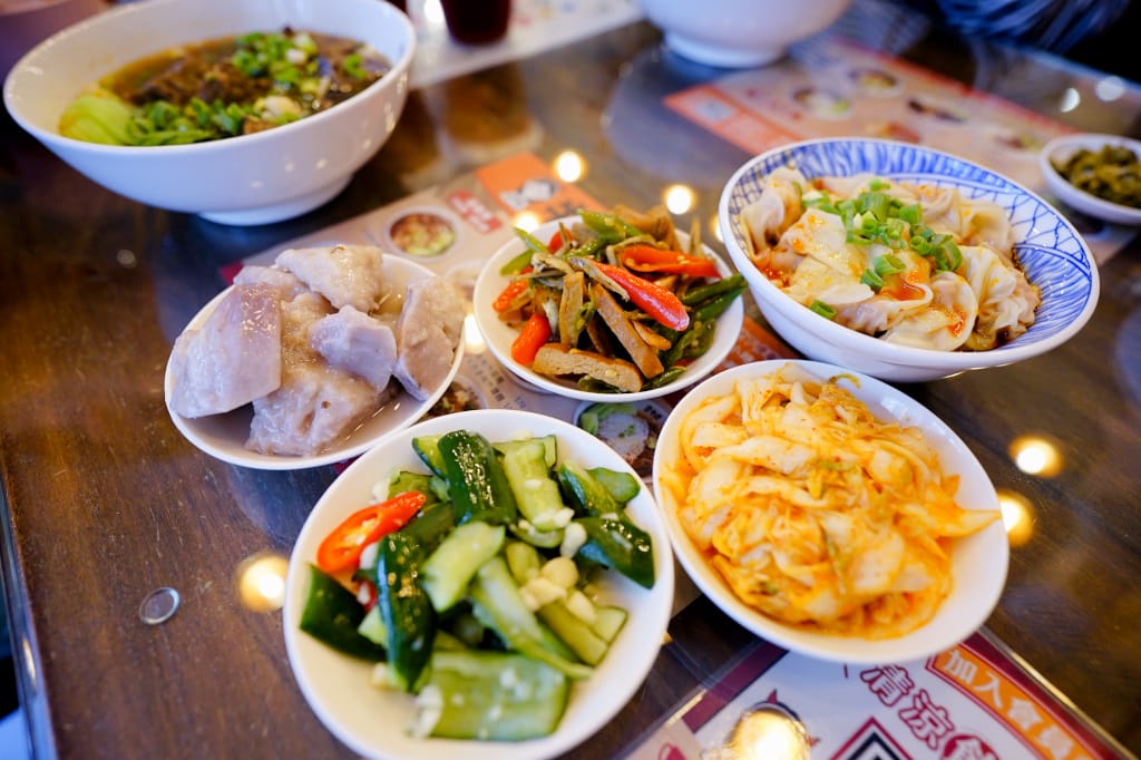 桃園食記｜中壢牛小恬牛肉麵 招牌紅燒、清燉香茅牛肉麵推薦！刀削麵/細拉麵 工業風舒適裝潢、親子友善店家