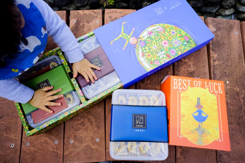 伴手禮|六月初一X幾米聯名彌月禮盒 8結蛋捲 蛋捲界團購冠軍、彌月禮盒推薦!(憑媽媽手冊可申請試吃) - 第4張圖 伴手禮|六月初一X幾米聯名彌月禮盒 8結蛋捲 蛋捲界團購冠軍、彌月禮盒推薦!(憑媽媽手冊可申請試吃)