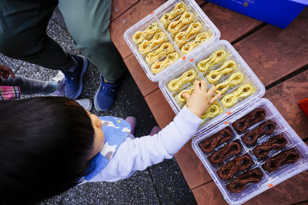 伴手禮|六月初一X幾米聯名彌月禮盒 8結蛋捲 蛋捲界團購冠軍、彌月禮盒推薦!(憑媽媽手冊可申請試吃) - 第8張圖 伴手禮|六月初一X幾米聯名彌月禮盒 8結蛋捲 蛋捲界團購冠軍、彌月禮盒推薦!(憑媽媽手冊可申請試吃)