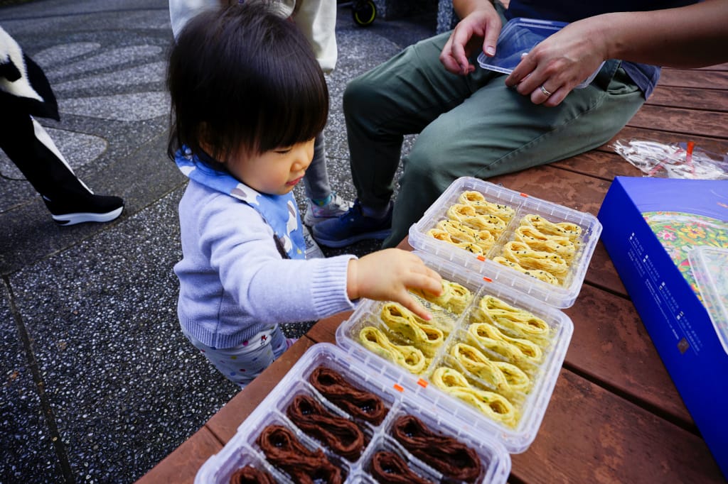 伴手禮|六月初一X幾米聯名彌月禮盒 8結蛋捲 蛋捲界團購冠軍、彌月禮盒推薦!(憑媽媽手冊可申請試吃) - 第9張圖 伴手禮|六月初一X幾米聯名彌月禮盒 8結蛋捲 蛋捲界團購冠軍、彌月禮盒推薦!(憑媽媽手冊可申請試吃)