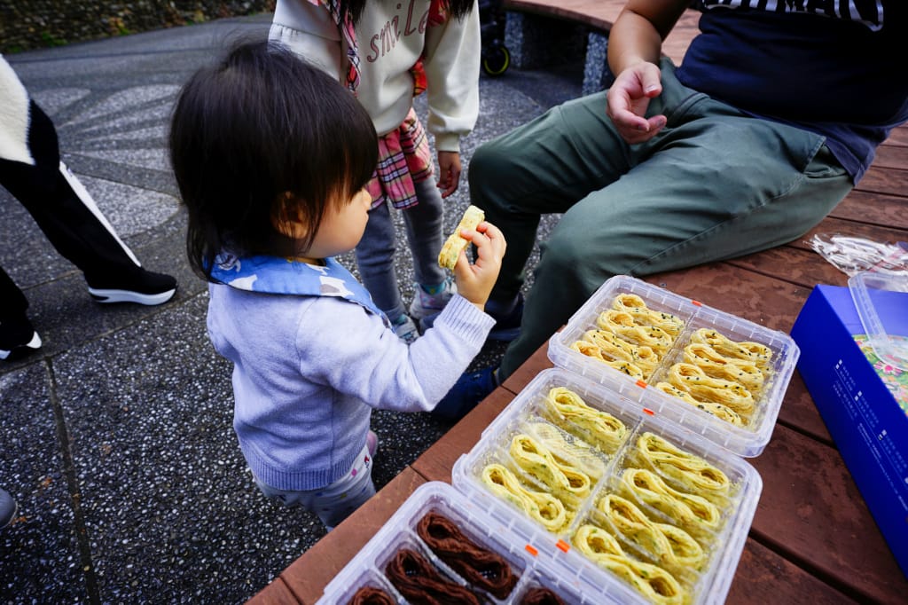 伴手禮|六月初一X幾米聯名彌月禮盒 8結蛋捲 蛋捲界團購冠軍、彌月禮盒推薦!(憑媽媽手冊可申請試吃) - 第10張圖 伴手禮|六月初一X幾米聯名彌月禮盒 8結蛋捲 蛋捲界團購冠軍、彌月禮盒推薦!(憑媽媽手冊可申請試吃)