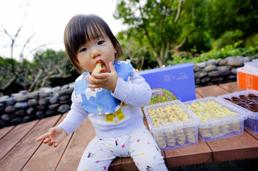 伴手禮|六月初一X幾米聯名彌月禮盒 8結蛋捲 蛋捲界團購冠軍、彌月禮盒推薦!(憑媽媽手冊可申請試吃) - 第19張圖 伴手禮|六月初一X幾米聯名彌月禮盒 8結蛋捲 蛋捲界團購冠軍、彌月禮盒推薦!(憑媽媽手冊可申請試吃)