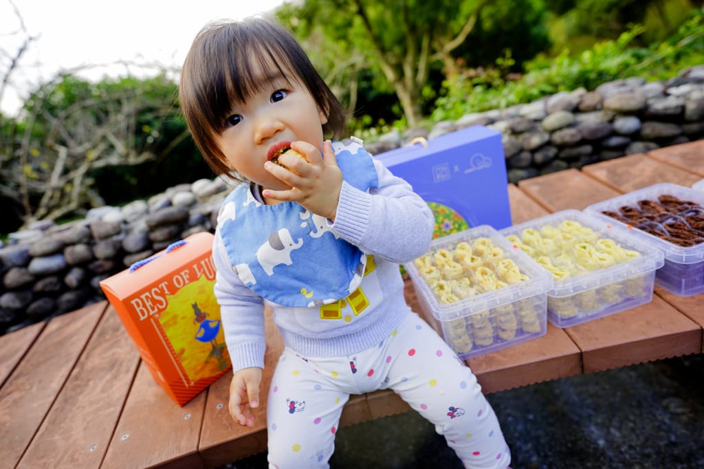 伴手禮|六月初一X幾米聯名彌月禮盒 8結蛋捲 蛋捲界團購冠軍、彌月禮盒推薦!(憑媽媽手冊可申請試吃) - 第1張圖 伴手禮|六月初一X幾米聯名彌月禮盒 8結蛋捲 蛋捲界團購冠軍、彌月禮盒推薦!(憑媽媽手冊可申請試吃)