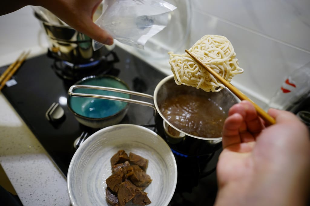 料理｜冷凍宅配料理包推薦！天冷暖胃湯品 混董創食 – 4.4盎司牛肉麵/煨湯禮盒開箱試吃心得