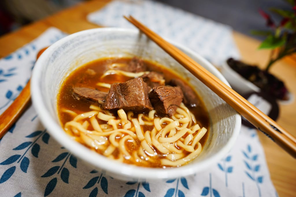料理｜冷凍宅配料理包推薦！天冷暖胃湯品 混董創食 – 4.4盎司牛肉麵/煨湯禮盒開箱試吃心得